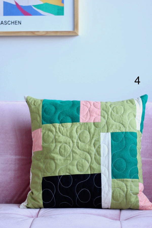 Grand coussin Improv d'assemblage de retailles recyclées_Turquoise-lime-rose