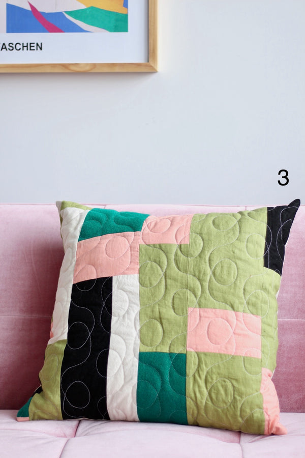 Grand coussin Improv d'assemblage de retailles recyclées_Turquoise-lime-rose