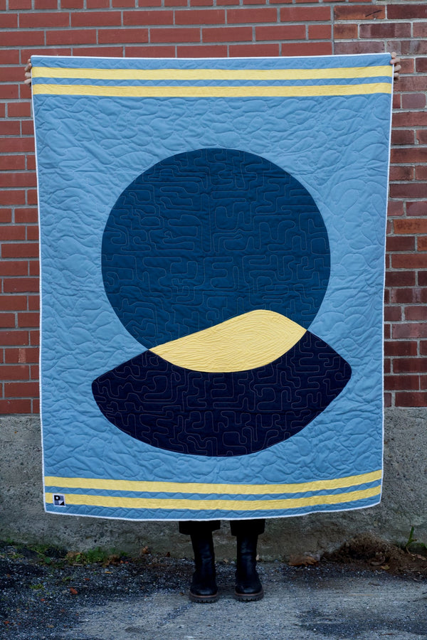 Quilted throw - Présence circulaire model - Yellow, blue & marine colors